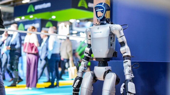 Francia usa robot humanoide Hoxo contra la radiación nuclear