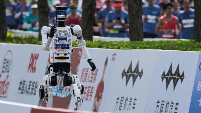 Robots humanoides baten récord en media maratón de China